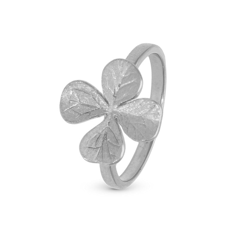 FOUR LEAF CLOVER ring i sterling sølv med børstet overflade og firkløvermotiv fra Christina Jewelry & Watches.